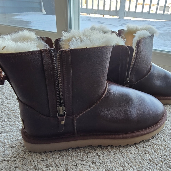 UGG Mini Double Zip Chocolate Leather - Picture 6 of 8